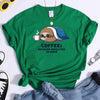 חולצת עצלנאי שותה קפה