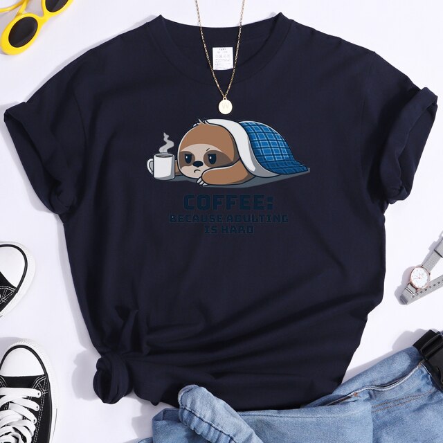 חולצת עצלנאי שותה קפה